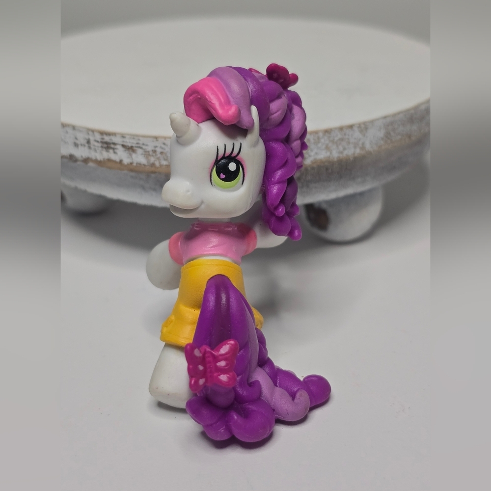 2008 My Little Pony Sweetie Belle Ponyville ~A Day in the Garden [Read Details]